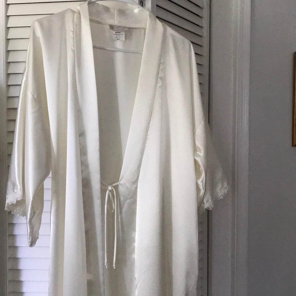 California Dynasty Women’s Long Satin  Robe Size S